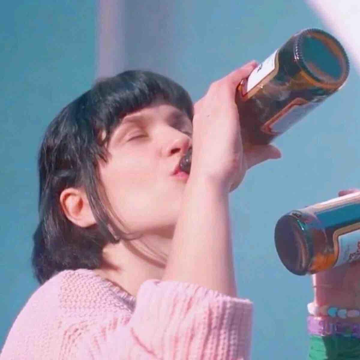 吃口草莓蛋糕