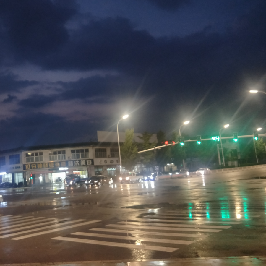 大雨滚雷