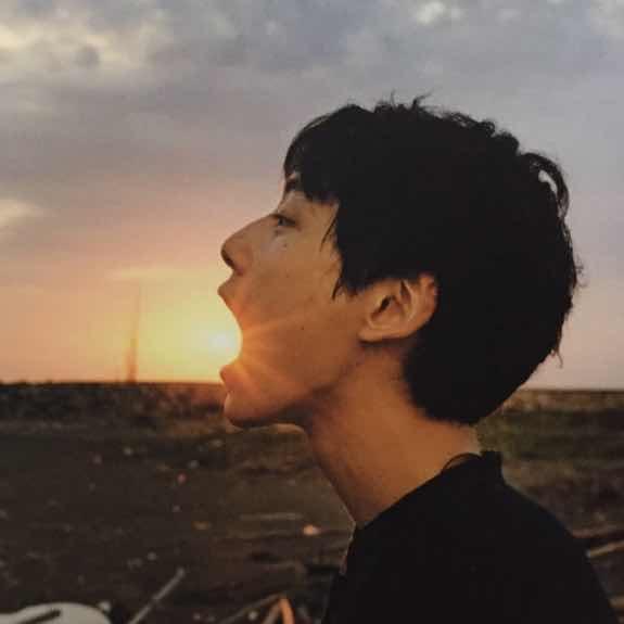 穿着红色帆布鞋的疯子