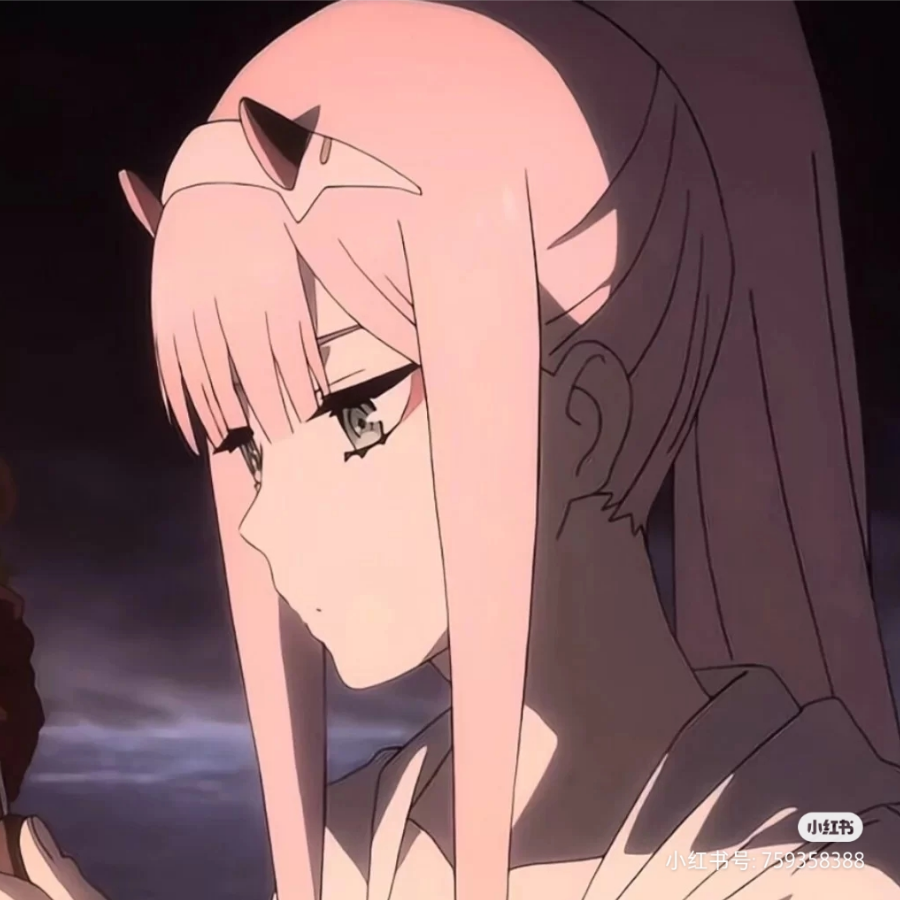 茜.