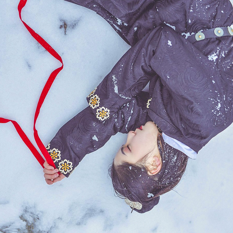 桦下落叶成疾。🍂