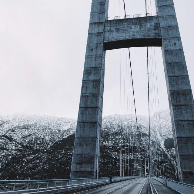 东