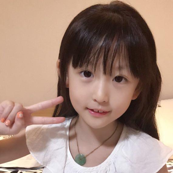 小萝莉爱吃大蛋糕