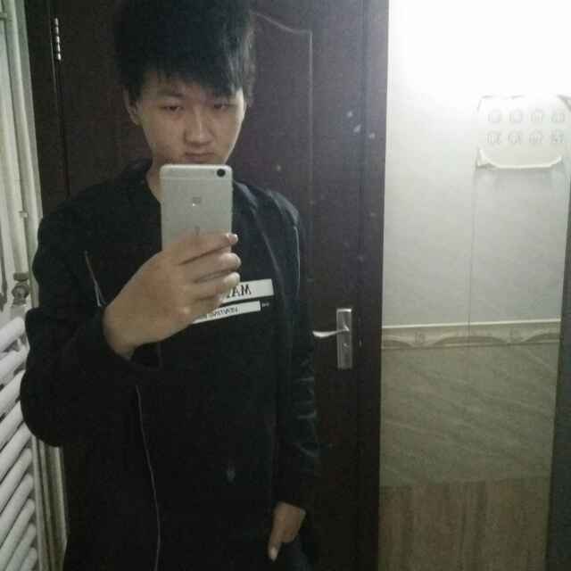 蹲在坟前逗鬼笑