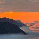 云海遮山映红日