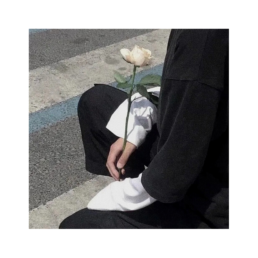 忽惊春到小桃枝.