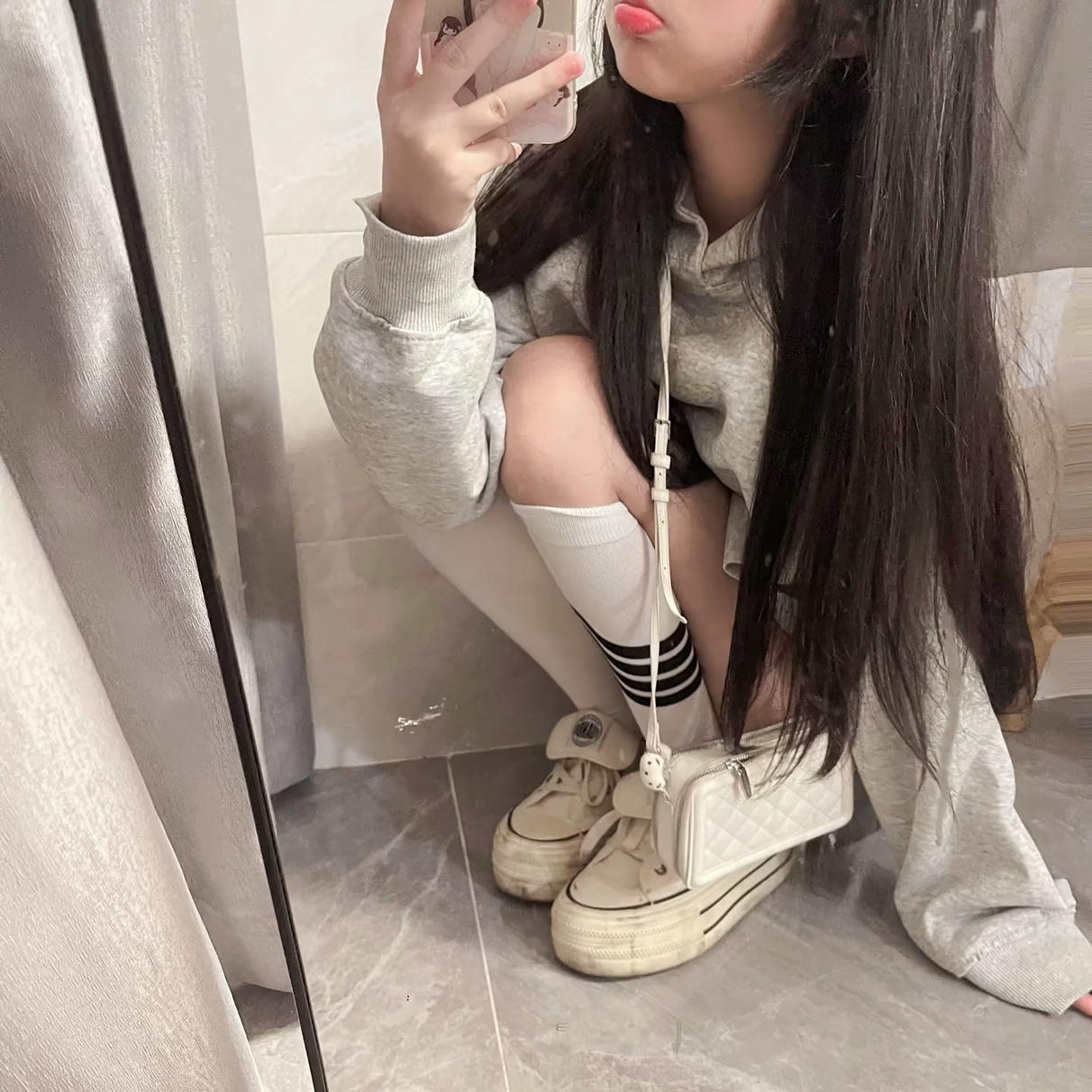 吻她脖子上的痣