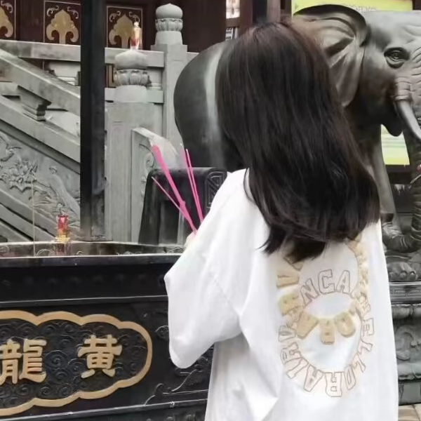 19岁性感小妈勇闯内娱