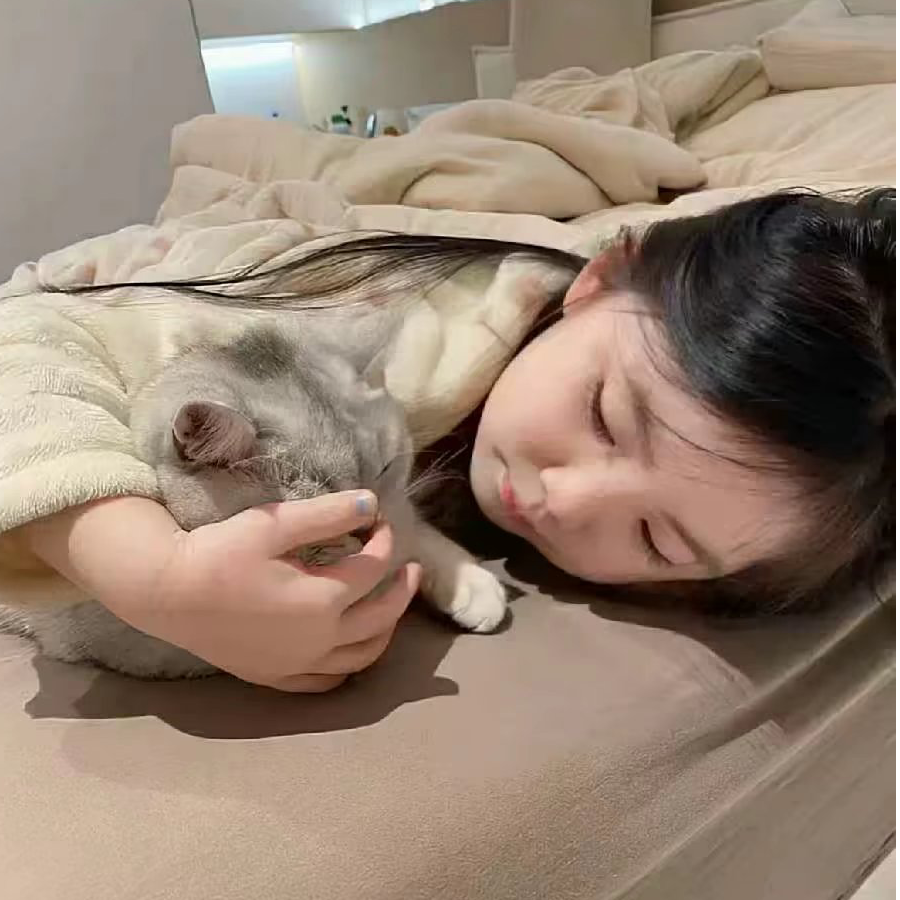 一股孩子气.