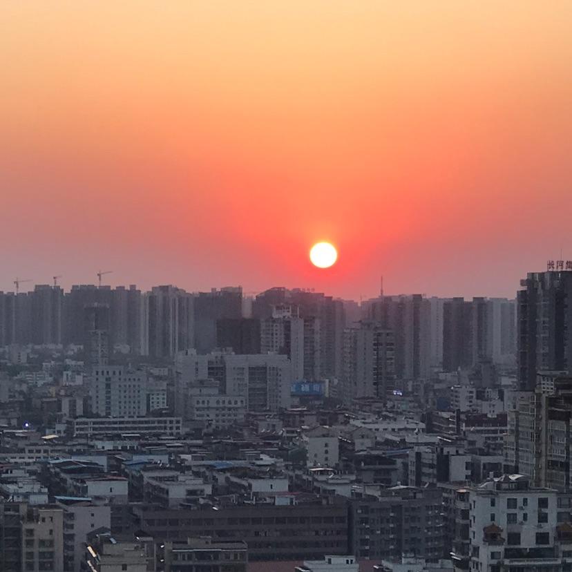 一轮红日出依旧与天齐