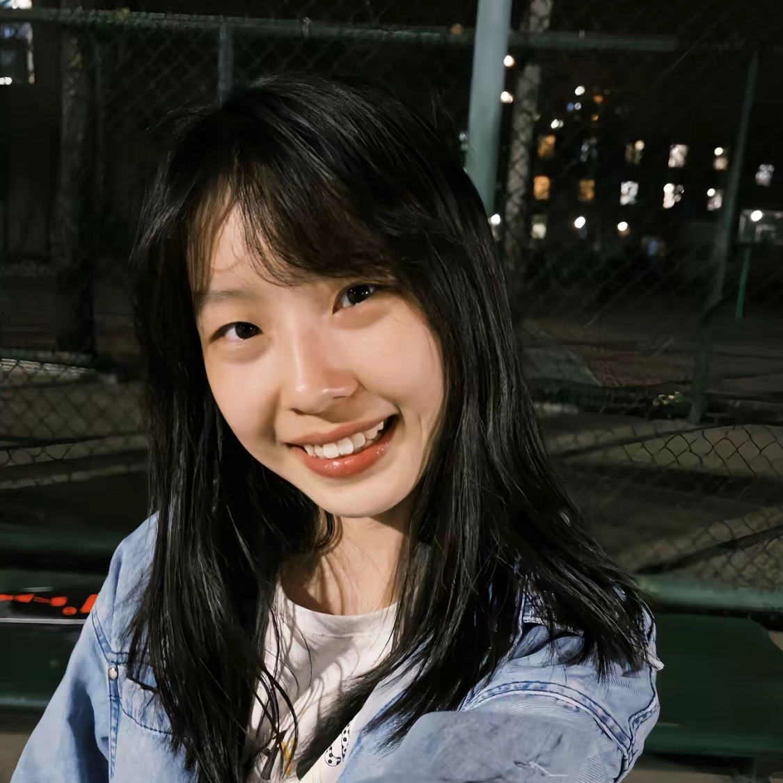 她的唇色染桃花