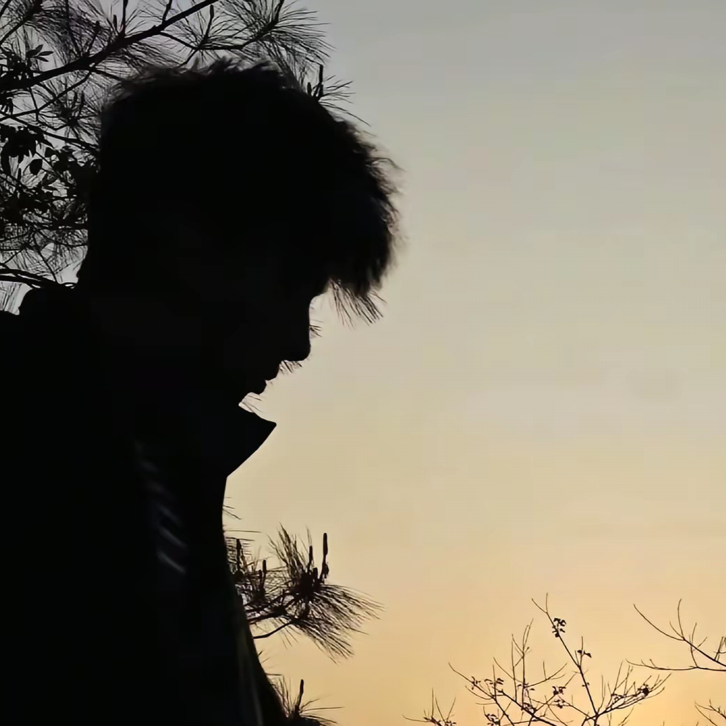 叼着雪糕去上学