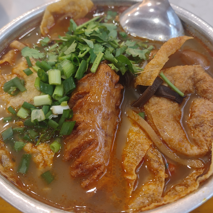 泪眼问花花不语